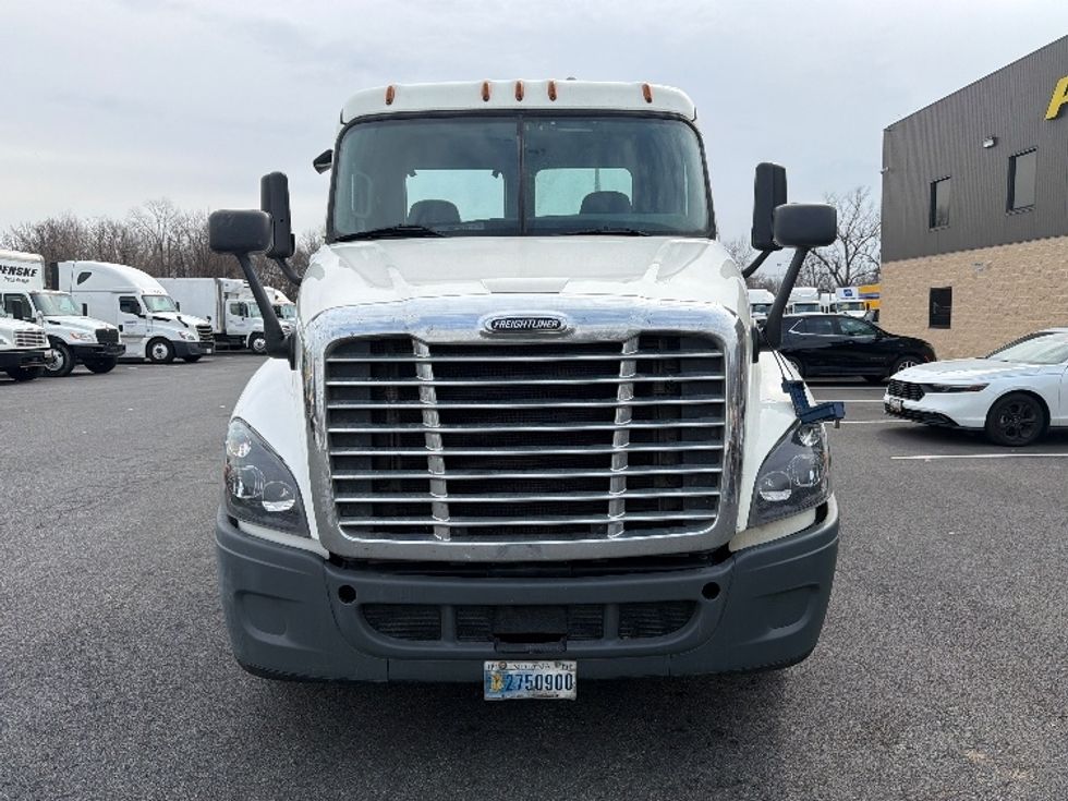Day Cab Tractor-Heavy Duty Tractors-Freightliner-2019-Cascadia 12564ST-Belcamp-MD-294,208\n\t\tmiles-$ 40,750 - Image 2