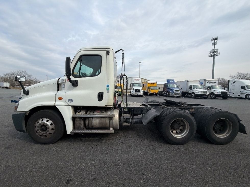 Day Cab Tractor-Heavy Duty Tractors-Freightliner-2019-Cascadia 12564ST-Belcamp-MD-294,208\n\t\tmiles-$ 40,750 - Image 4