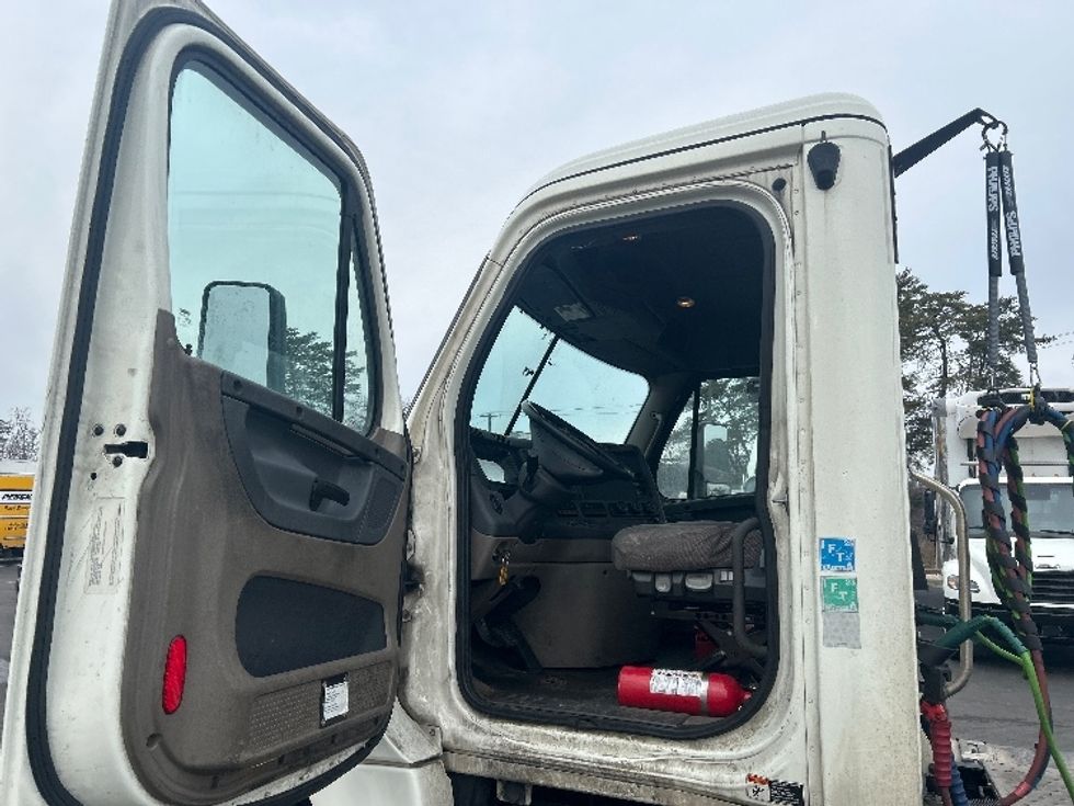 Day Cab Tractor-Heavy Duty Tractors-Freightliner-2019-Cascadia 12564ST-Belcamp-MD-294,208\n\t\tmiles-$ 40,750 - Image 8