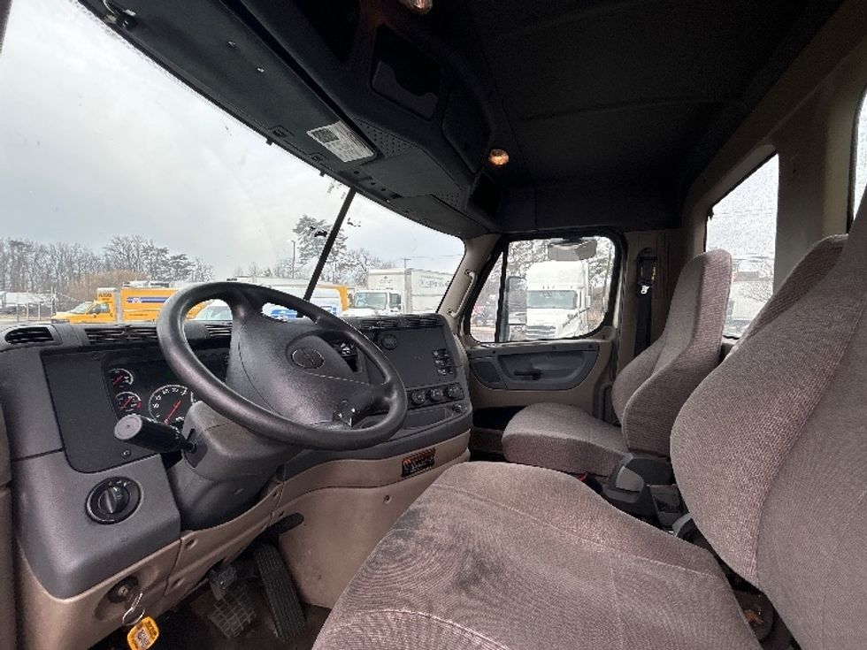 Day Cab Tractor-Heavy Duty Tractors-Freightliner-2019-Cascadia 12564ST-Belcamp-MD-294,208\n\t\tmiles-$ 40,750 - Image 9