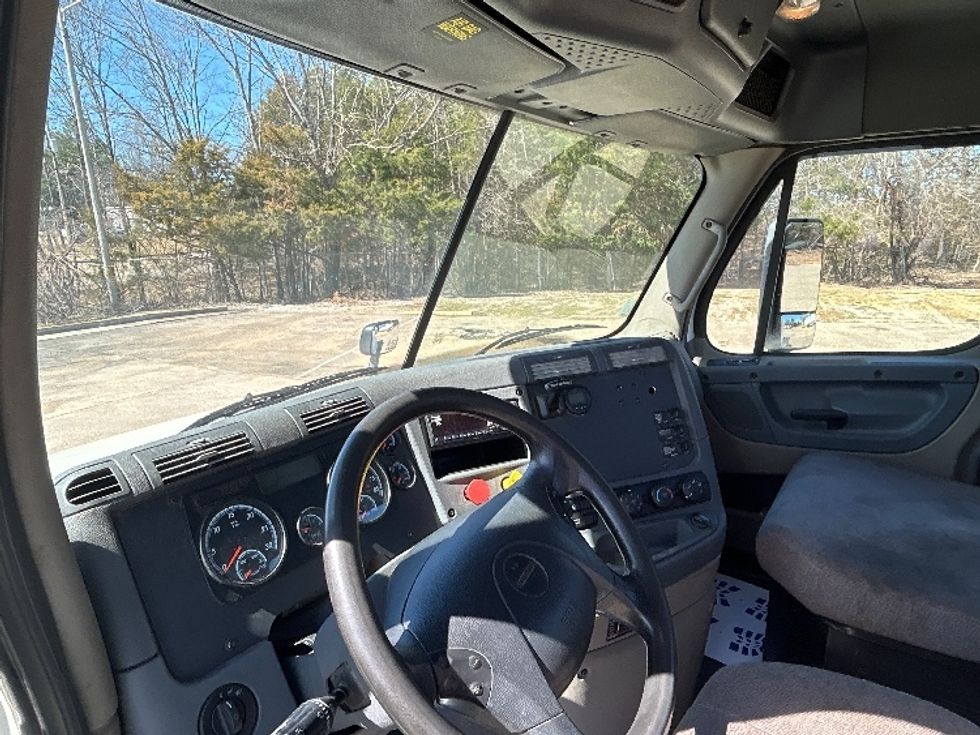 Day Cab Tractor-Heavy Duty Tractors-Freightliner-2019-Cascadia 12564ST-Belden-MS-275,898\n\t\tmiles-$ 54,250 - Image 10