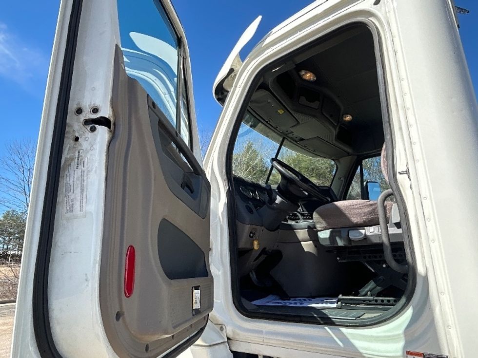 Day Cab Tractor-Heavy Duty Tractors-Freightliner-2019-Cascadia 12564ST-Belden-MS-275,898\n\t\tmiles-$ 54,250 - Image 9