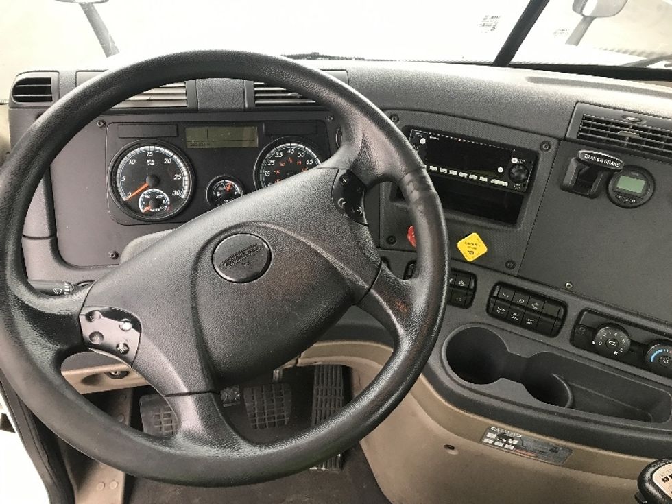 Day Cab Tractor-Heavy Duty Tractors-Freightliner-2019-Cascadia 12564ST-Bensalem-PA-393,825\n\t\tmiles-$ 34,750 - Image 11