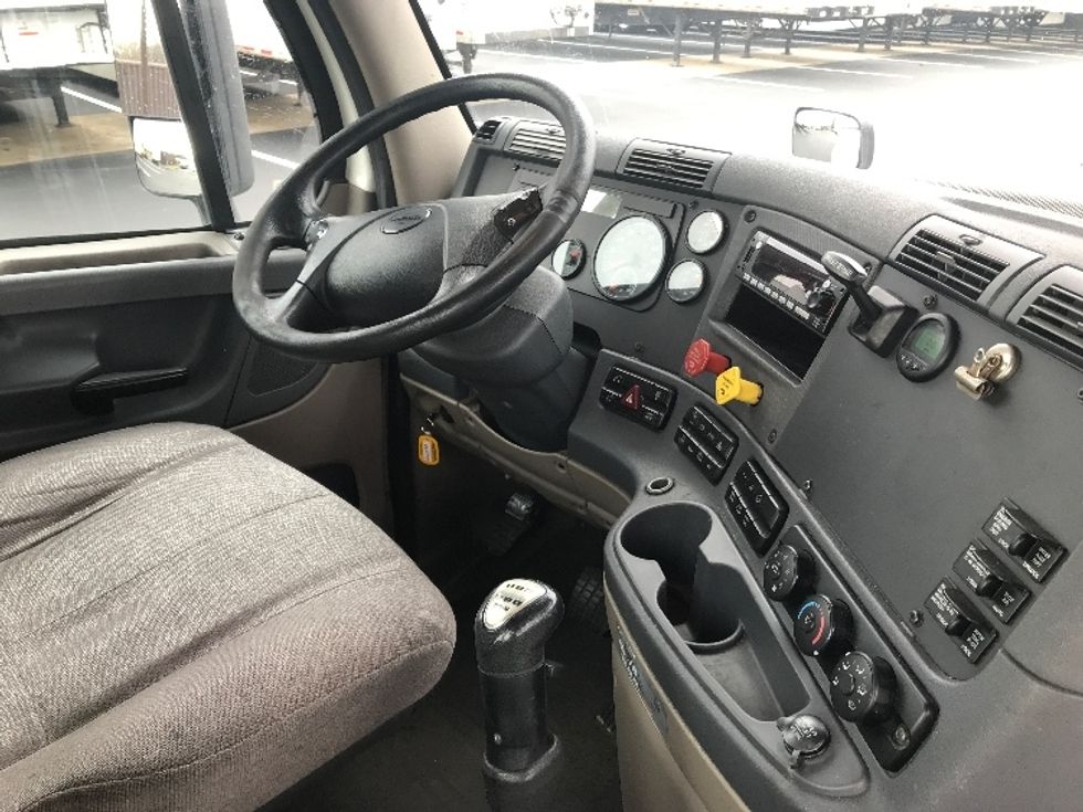 Day Cab Tractor-Heavy Duty Tractors-Freightliner-2019-Cascadia 12564ST-Bensalem-PA-393,825\n\t\tmiles-$ 34,750 - Image 14