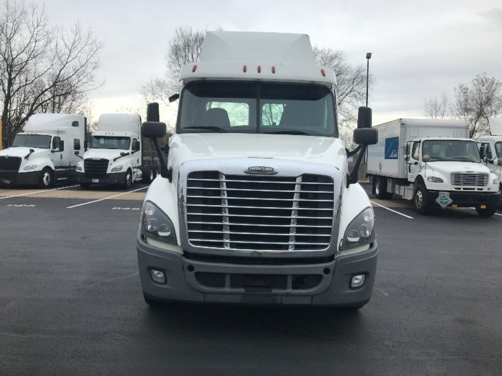 Day Cab Tractor-Heavy Duty Tractors-Freightliner-2019-Cascadia 12564ST-Bensalem-PA-393,825\n\t\tmiles-$ 34,750 - Image 2