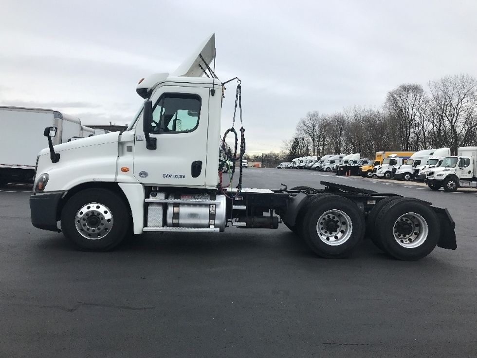 Day Cab Tractor-Heavy Duty Tractors-Freightliner-2019-Cascadia 12564ST-Bensalem-PA-393,825\n\t\tmiles-$ 34,750 - Image 4