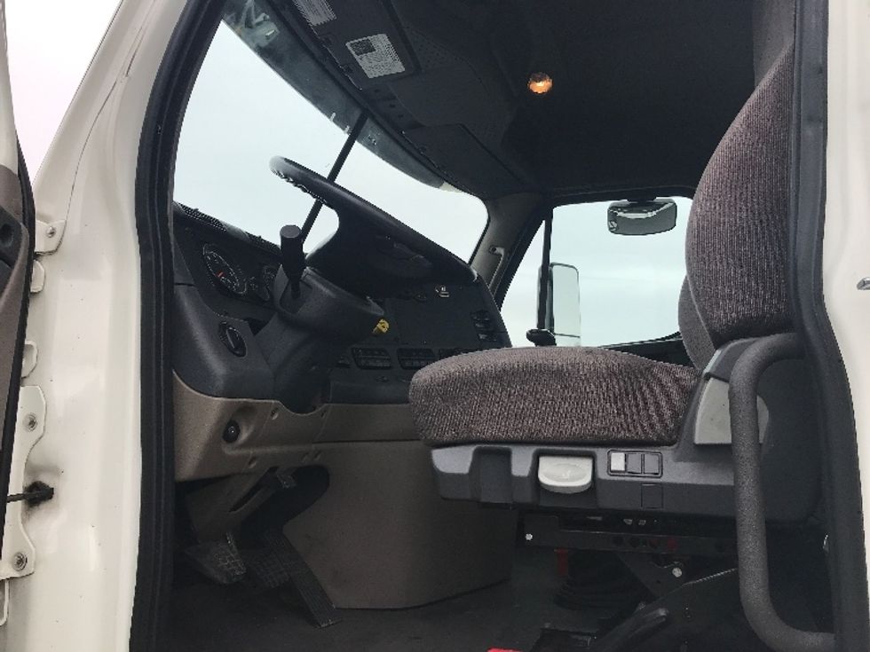 Day Cab Tractor-Heavy Duty Tractors-Freightliner-2019-Cascadia 12564ST-Bensalem-PA-393,825\n\t\tmiles-$ 34,750 - Image 9