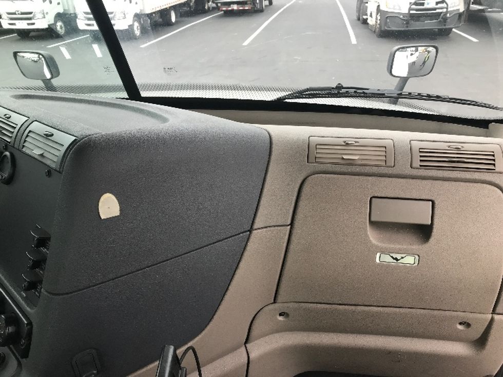 Day Cab Tractor-Heavy Duty Tractors-Freightliner-2019-Cascadia 12564ST-Bensalem-PA-504,244\n\t\tmiles-$ 28,750 - Image 13