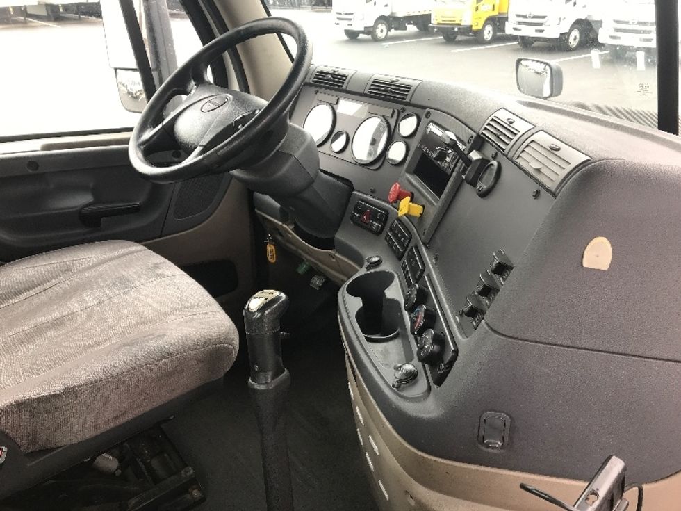 Day Cab Tractor-Heavy Duty Tractors-Freightliner-2019-Cascadia 12564ST-Bensalem-PA-504,244\n\t\tmiles-$ 28,750 - Image 14