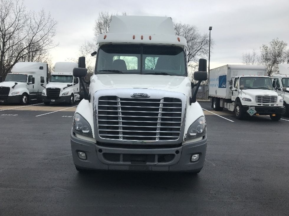 Day Cab Tractor-Heavy Duty Tractors-Freightliner-2019-Cascadia 12564ST-Bensalem-PA-504,244\n\t\tmiles-$ 28,750 - Image 2
