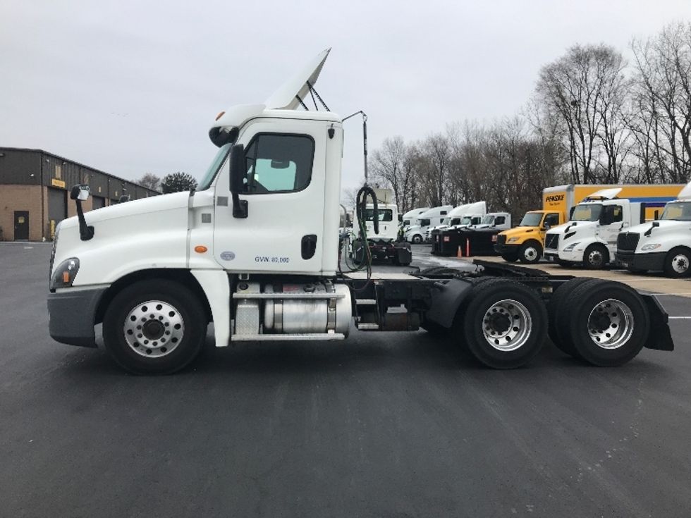 Day Cab Tractor-Heavy Duty Tractors-Freightliner-2019-Cascadia 12564ST-Bensalem-PA-504,244\n\t\tmiles-$ 28,750 - Image 4