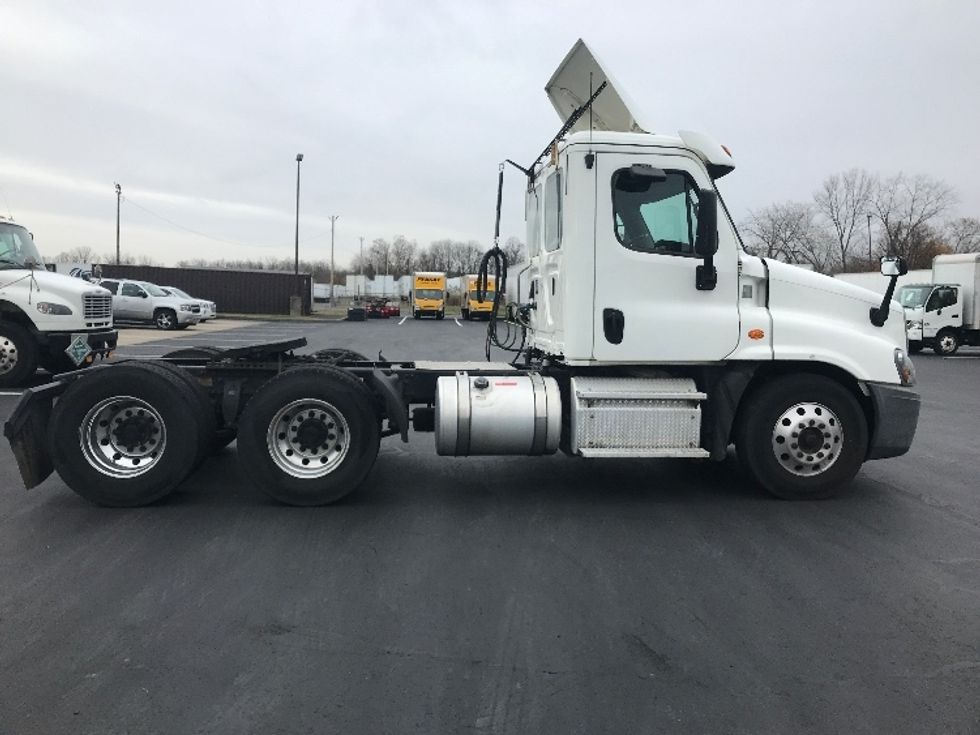 Day Cab Tractor-Heavy Duty Tractors-Freightliner-2019-Cascadia 12564ST-Bensalem-PA-504,244\n\t\tmiles-$ 28,750 - Image 8