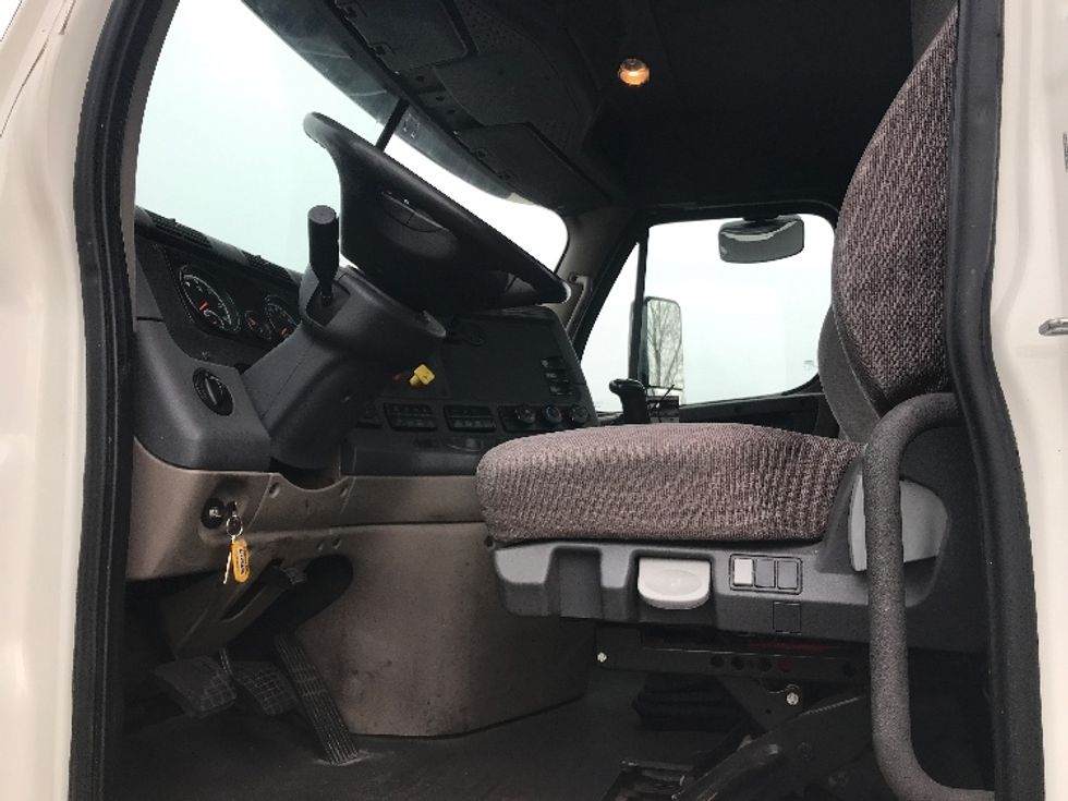 Day Cab Tractor-Heavy Duty Tractors-Freightliner-2019-Cascadia 12564ST-Bensalem-PA-504,244\n\t\tmiles-$ 28,750 - Image 9