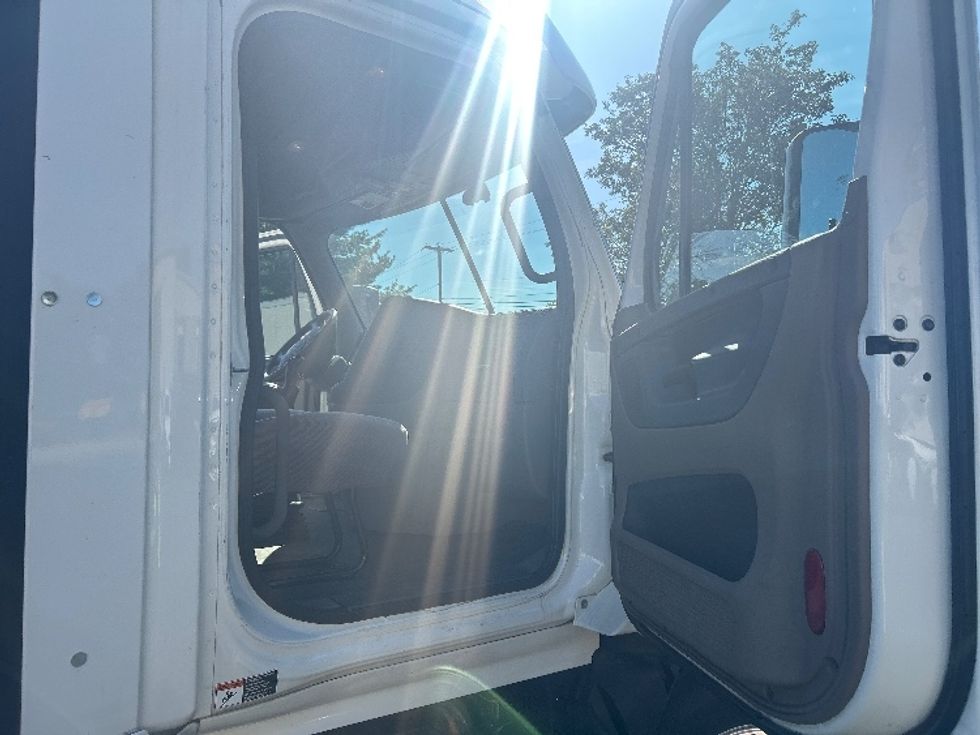 Day Cab Tractor-Heavy Duty Tractors-Freightliner-2019-Cascadia 12564ST-Bethlehem-PA-377,905\n\t\tmiles-$ 36,250 - Image 12