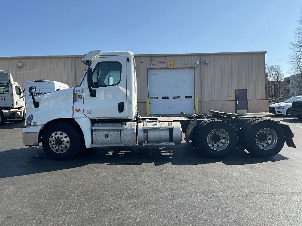 Day Cab Tractor-Heavy Duty Tractors-Freightliner-2019-Cascadia 12564ST-Bethlehem-PA-410,276\n\t\tmiles-$ 45,000 - Image 4