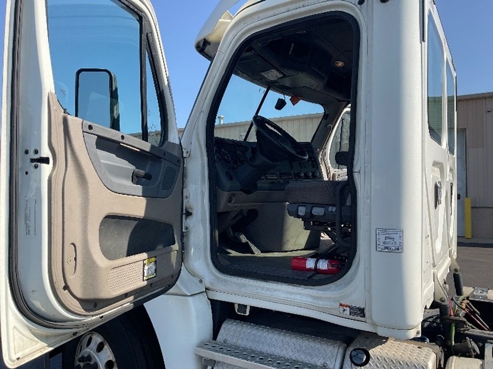 Day Cab Tractor-Heavy Duty Tractors-Freightliner-2019-Cascadia 12564ST-Bethlehem-PA-410,276\n\t\tmiles-$ 45,000 - Image 9