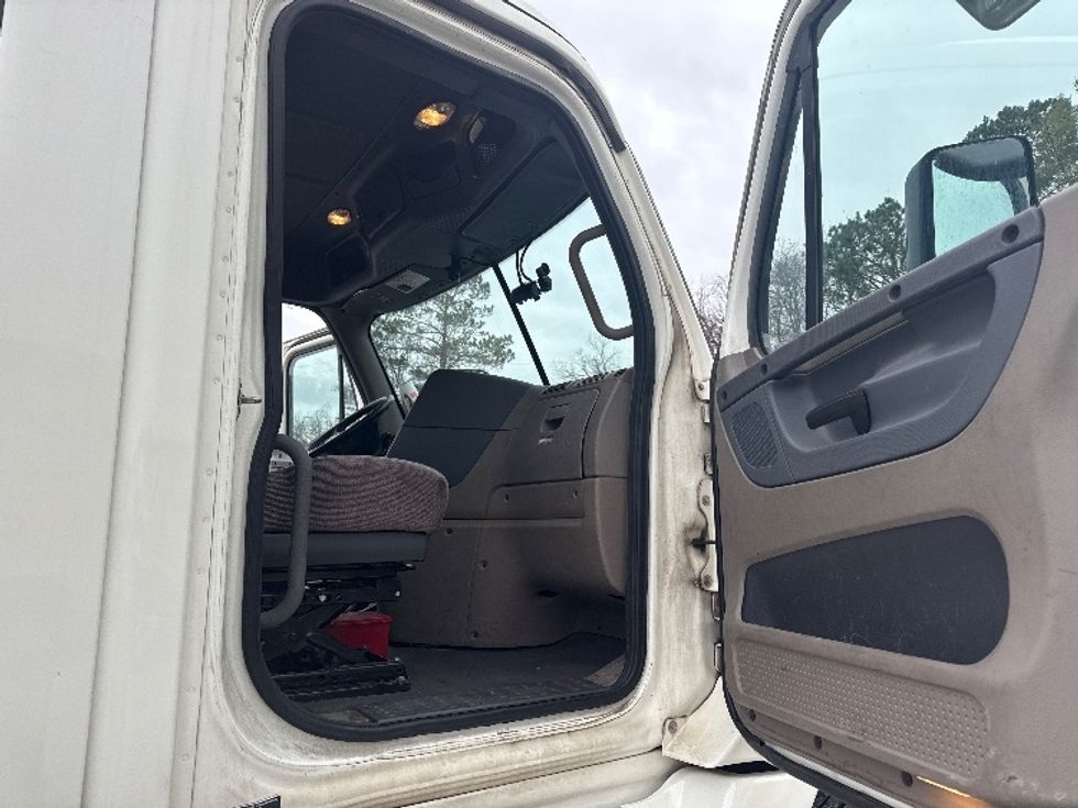 Day Cab Tractor-Heavy Duty Tractors-Freightliner-2019-Cascadia 12564ST-Birmingham-AL-194,168\n\t\tmiles-$ 54,250 - Image 10