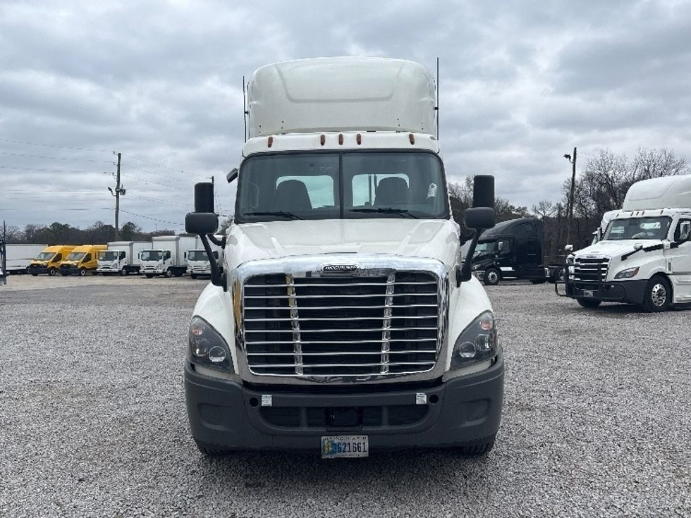 Day Cab Tractor-Heavy Duty Tractors-Freightliner-2019-Cascadia 12564ST-Birmingham-AL-194,168\n\t\tmiles-$ 54,250 - Image 2