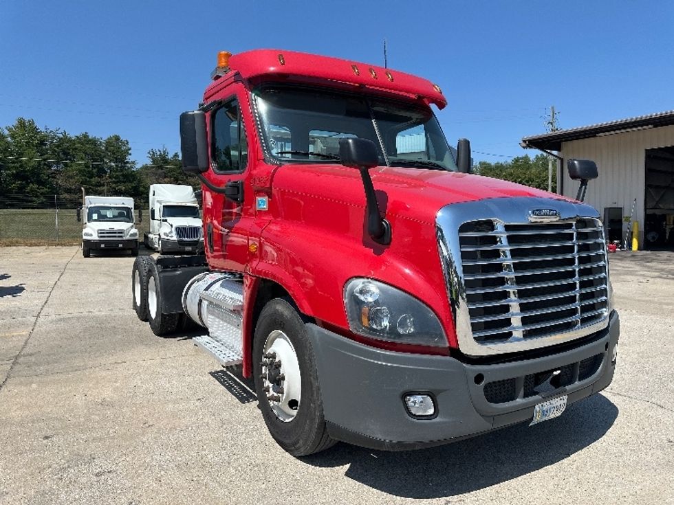 Day Cab Tractor-Heavy Duty Tractors-Freightliner-2019-Cascadia 12564ST-Birmingham-AL-337,858\n\t\tmiles-$ 41,250 - Image 1