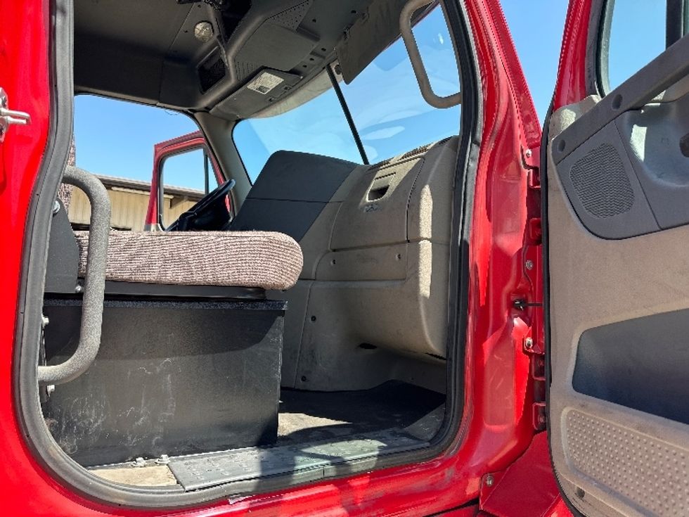 Day Cab Tractor-Heavy Duty Tractors-Freightliner-2019-Cascadia 12564ST-Birmingham-AL-337,858\n\t\tmiles-$ 41,250 - Image 12