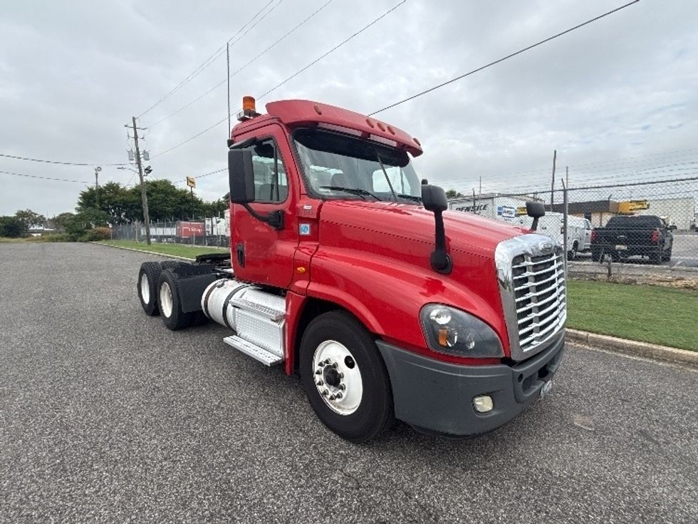 Day Cab Tractor-Heavy Duty Tractors-Freightliner-2019-Cascadia 12564ST-Birmingham-AL-381,620\n\t\tmiles-$ 38,750 - Image 1