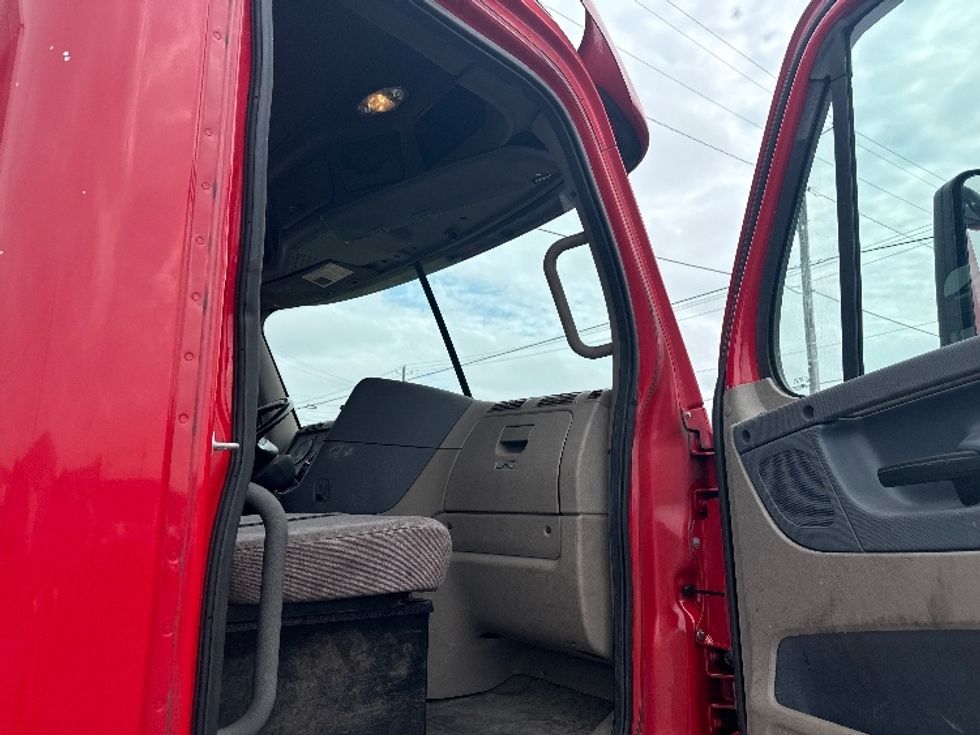 Day Cab Tractor-Heavy Duty Tractors-Freightliner-2019-Cascadia 12564ST-Birmingham-AL-381,620\n\t\tmiles-$ 38,750 - Image 11