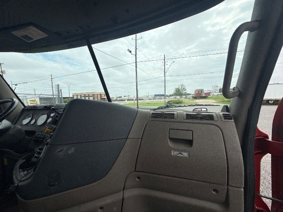 Day Cab Tractor-Heavy Duty Tractors-Freightliner-2019-Cascadia 12564ST-Birmingham-AL-381,620\n\t\tmiles-$ 38,750 - Image 12