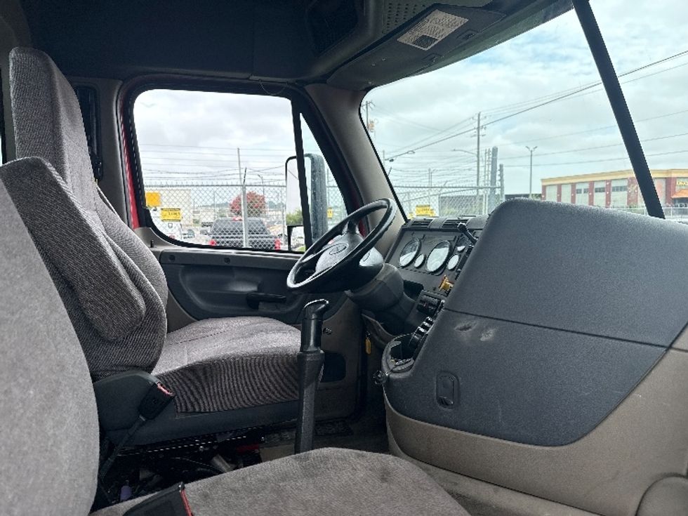 Day Cab Tractor-Heavy Duty Tractors-Freightliner-2019-Cascadia 12564ST-Birmingham-AL-381,620\n\t\tmiles-$ 38,750 - Image 13