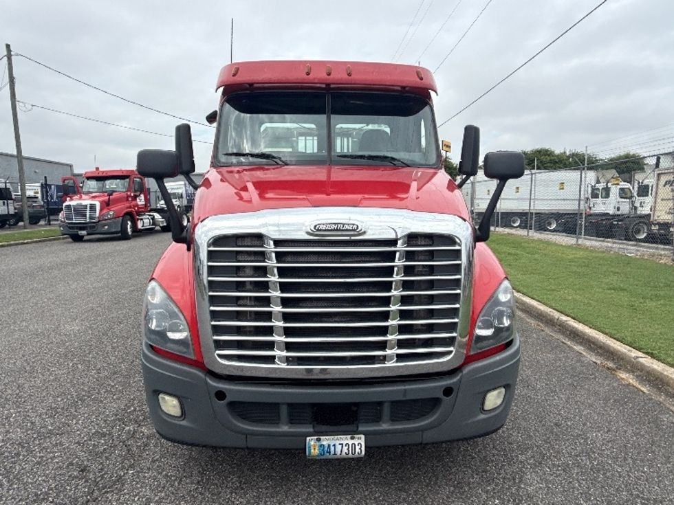 Day Cab Tractor-Heavy Duty Tractors-Freightliner-2019-Cascadia 12564ST-Birmingham-AL-381,620\n\t\tmiles-$ 38,750 - Image 2