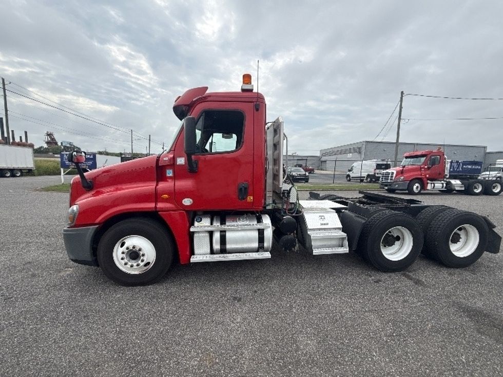 Day Cab Tractor-Heavy Duty Tractors-Freightliner-2019-Cascadia 12564ST-Birmingham-AL-381,620\n\t\tmiles-$ 38,750 - Image 4