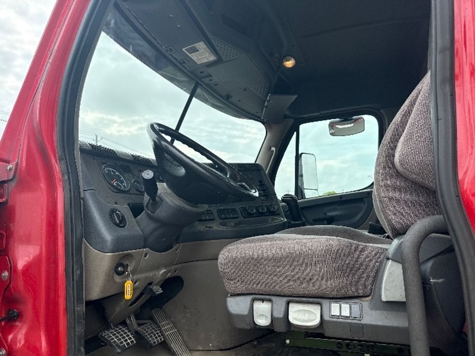 Day Cab Tractor-Heavy Duty Tractors-Freightliner-2019-Cascadia 12564ST-Birmingham-AL-381,620\n\t\tmiles-$ 38,750 - Image 8