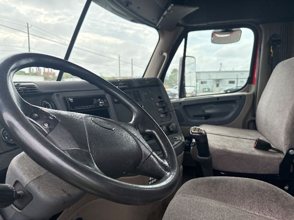 Day Cab Tractor-Heavy Duty Tractors-Freightliner-2019-Cascadia 12564ST-Birmingham-AL-381,620\n\t\tmiles-$ 38,750 - Image 9