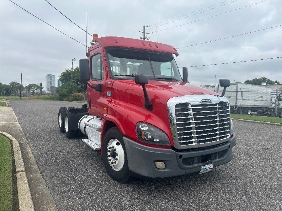 Day Cab Tractor-Heavy Duty Tractors-Freightliner-2019-Cascadia 12564ST-Birmingham-AL-393,266\n\t\tmiles-$ 38,000 - Image 1