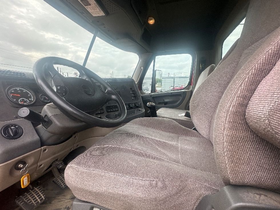 Day Cab Tractor-Heavy Duty Tractors-Freightliner-2019-Cascadia 12564ST-Birmingham-AL-393,266\n\t\tmiles-$ 38,000 - Image 10