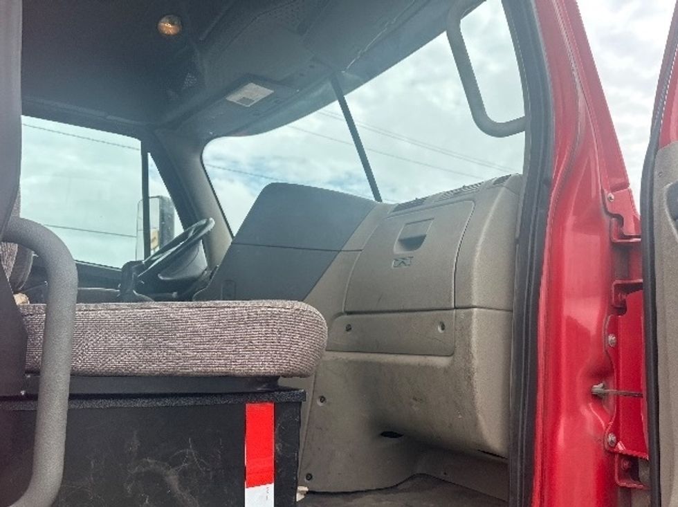 Day Cab Tractor-Heavy Duty Tractors-Freightliner-2019-Cascadia 12564ST-Birmingham-AL-393,266\n\t\tmiles-$ 38,000 - Image 12