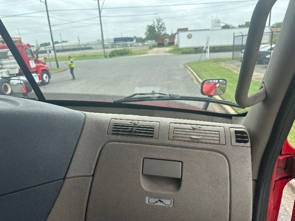 Day Cab Tractor-Heavy Duty Tractors-Freightliner-2019-Cascadia 12564ST-Birmingham-AL-393,266\n\t\tmiles-$ 38,000 - Image 13