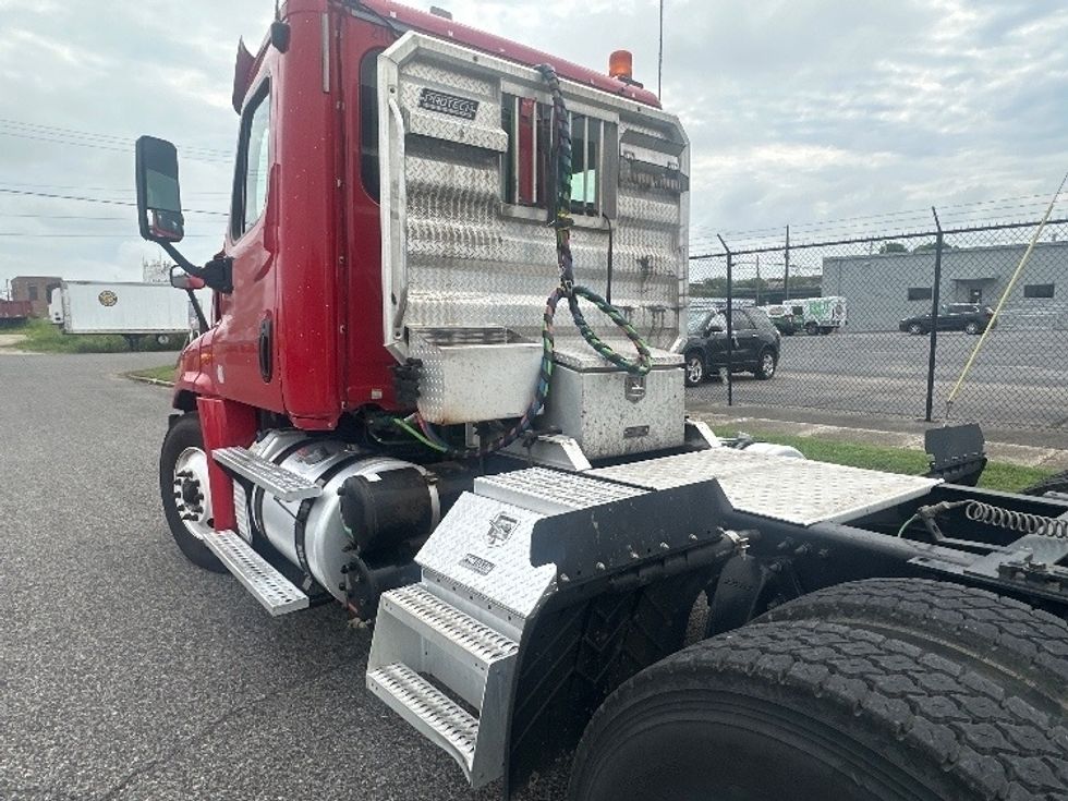 Day Cab Tractor-Heavy Duty Tractors-Freightliner-2019-Cascadia 12564ST-Birmingham-AL-393,266\n\t\tmiles-$ 38,000 - Image 17