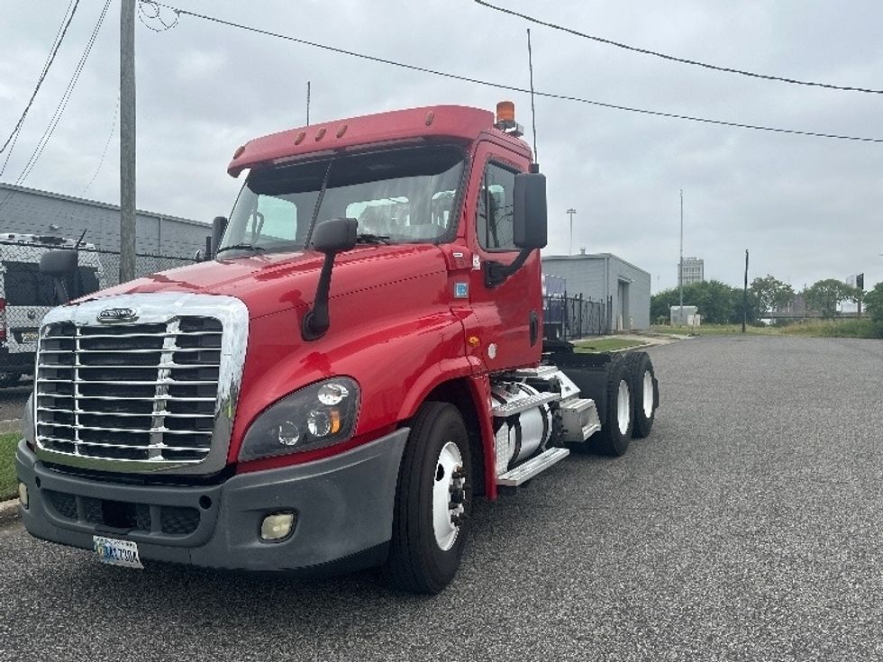 Day Cab Tractor-Heavy Duty Tractors-Freightliner-2019-Cascadia 12564ST-Birmingham-AL-393,266\n\t\tmiles-$ 38,000 - Image 3