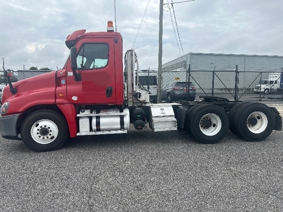 Day Cab Tractor-Heavy Duty Tractors-Freightliner-2019-Cascadia 12564ST-Birmingham-AL-393,266\n\t\tmiles-$ 38,000 - Image 4