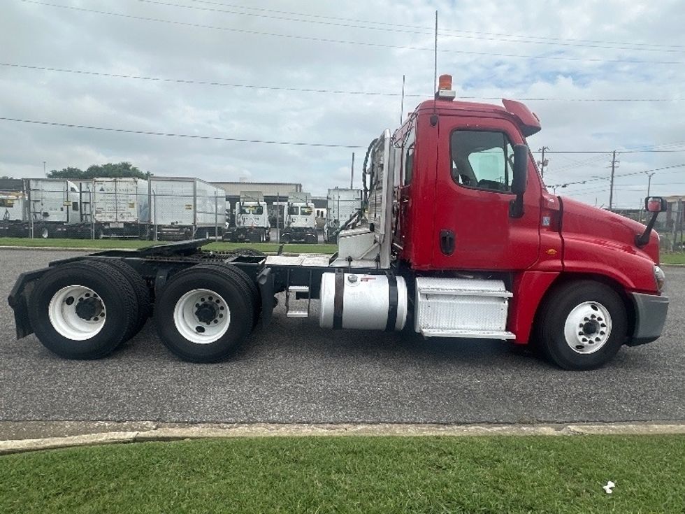 Day Cab Tractor-Heavy Duty Tractors-Freightliner-2019-Cascadia 12564ST-Birmingham-AL-393,266\n\t\tmiles-$ 38,000 - Image 8