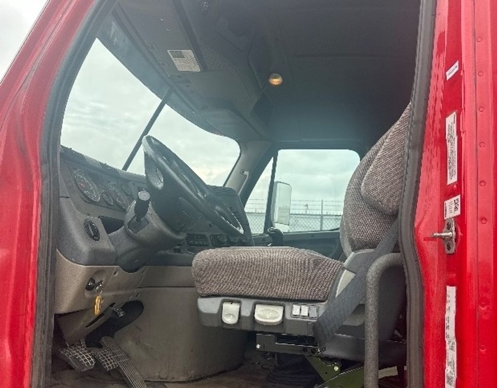 Day Cab Tractor-Heavy Duty Tractors-Freightliner-2019-Cascadia 12564ST-Birmingham-AL-393,266\n\t\tmiles-$ 38,000 - Image 9