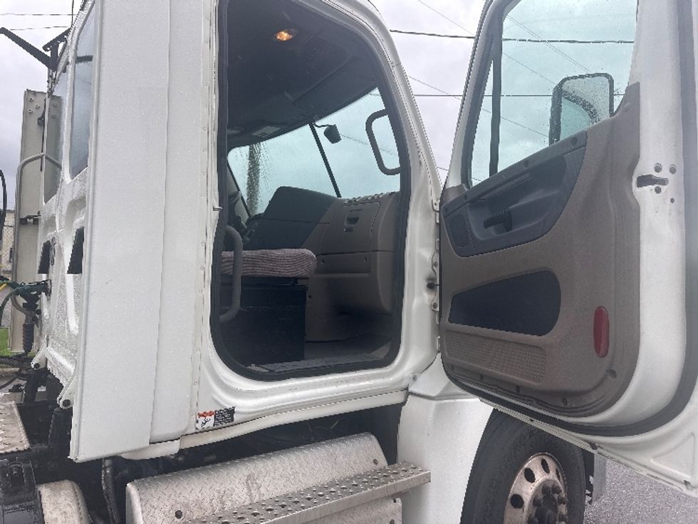 Day Cab Tractor-Heavy Duty Tractors-Freightliner-2019-Cascadia 12564ST-Birmingham-AL-444,915\n\t\tmiles-$ 42,250 - Image 12