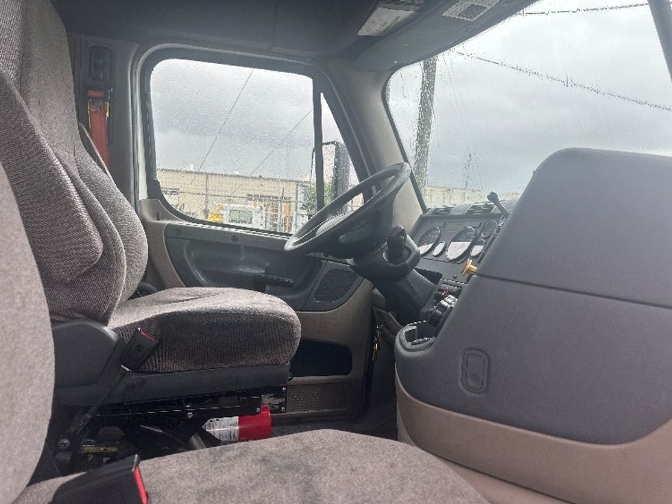 Day Cab Tractor-Heavy Duty Tractors-Freightliner-2019-Cascadia 12564ST-Birmingham-AL-444,915\n\t\tmiles-$ 42,250 - Image 14