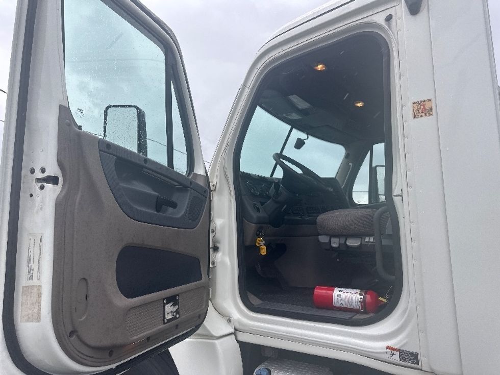 Day Cab Tractor-Heavy Duty Tractors-Freightliner-2019-Cascadia 12564ST-Birmingham-AL-444,915\n\t\tmiles-$ 42,250 - Image 9