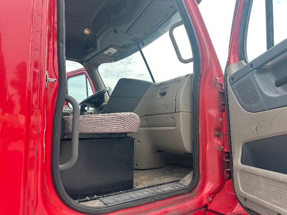 Day Cab Tractor-Heavy Duty Tractors-Freightliner-2019-Cascadia 12564ST-Birmingham-AL-467,971\n\t\tmiles-$ 34,000 - Image 11