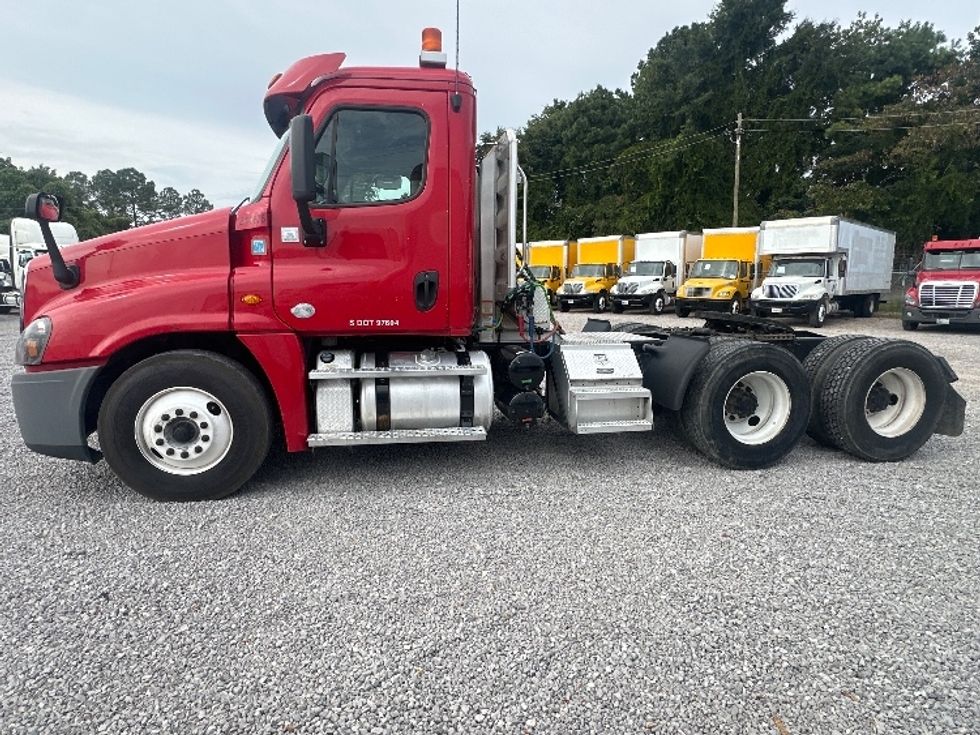 Day Cab Tractor-Heavy Duty Tractors-Freightliner-2019-Cascadia 12564ST-Birmingham-AL-467,971\n\t\tmiles-$ 34,000 - Image 4