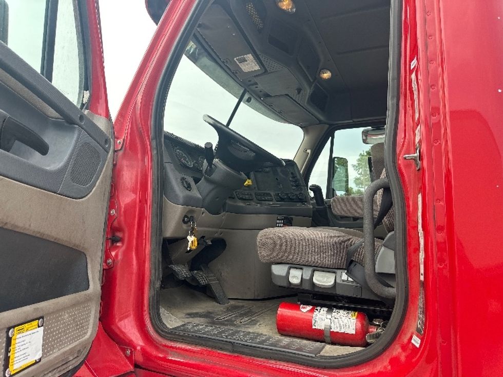 Day Cab Tractor-Heavy Duty Tractors-Freightliner-2019-Cascadia 12564ST-Birmingham-AL-467,971\n\t\tmiles-$ 34,000 - Image 8