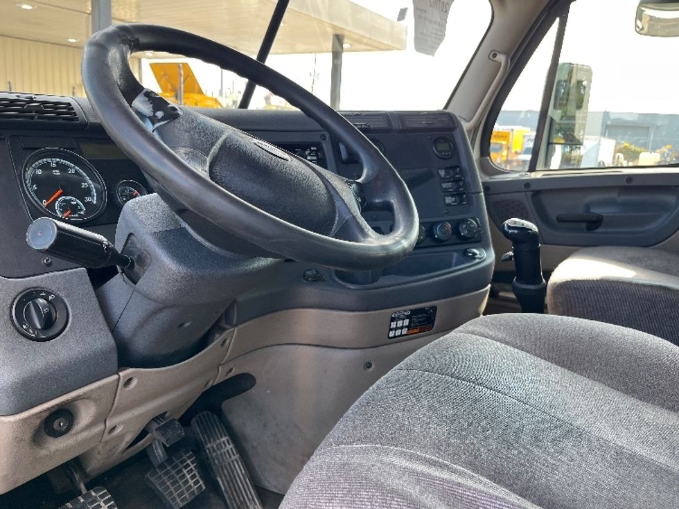 Day Cab Tractor-Heavy Duty Tractors-Freightliner-2019-Cascadia 12564ST-Birmingham-AL-616,671\n\t\tmiles-$ 29,250 - Image 10