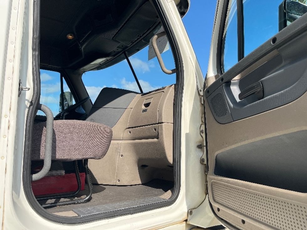 Day Cab Tractor-Heavy Duty Tractors-Freightliner-2019-Cascadia 12564ST-Birmingham-AL-616,671\n\t\tmiles-$ 29,250 - Image 12