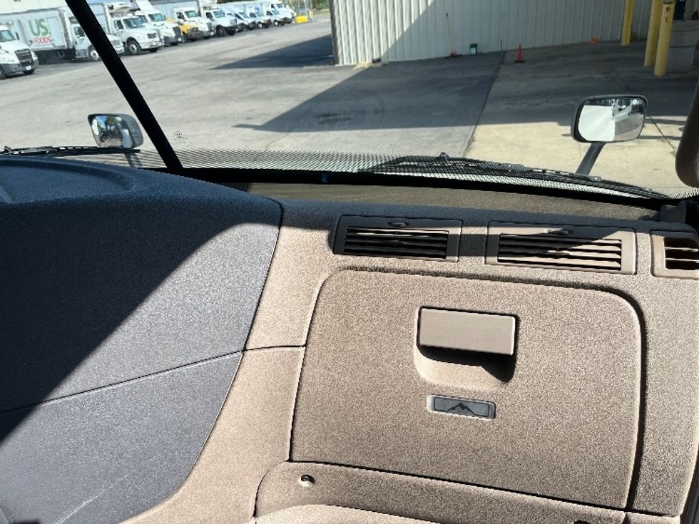 Day Cab Tractor-Heavy Duty Tractors-Freightliner-2019-Cascadia 12564ST-Birmingham-AL-616,671\n\t\tmiles-$ 29,250 - Image 13